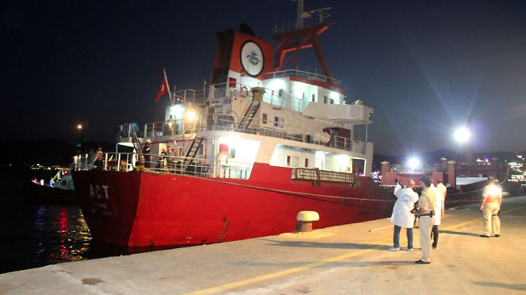 Der türkische Frachter M/V ACT wurde nach den Schüssen im Hafen von Marmaris untersucht.