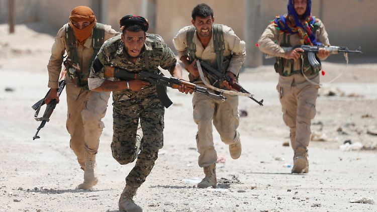 Kurdische Kämpfer in den Straßen von Rakka.