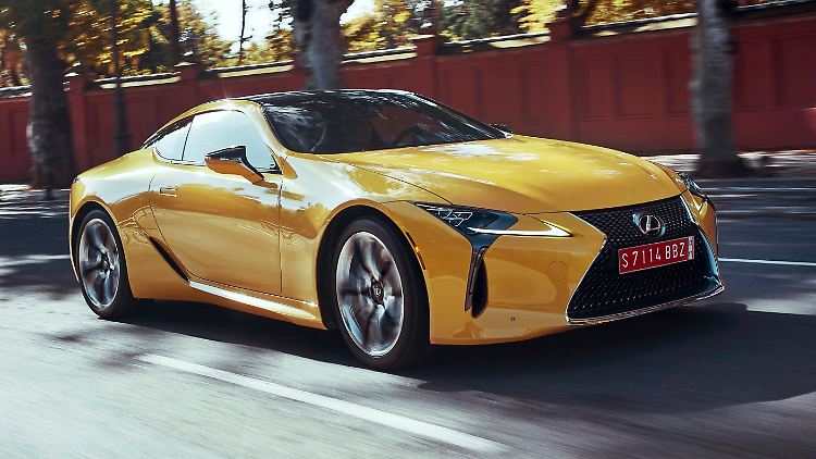 Statt eines V8 treibt den LC 500h ein 3,5-Liter-V6 mit einem mehrstufigen Hybridsystem an.