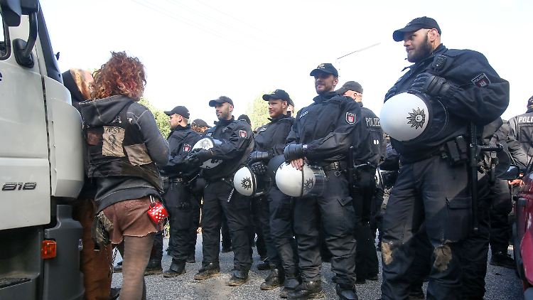 In Hamburg droht es zu weiteren Zusammenstößen zwischen linksextremen Demonstranten und der Polizei zu kommen.