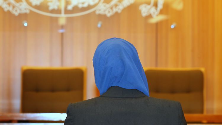 Die endgültige Entscheidung über die Verfassungsbeschwerde fällt zu einem späteren Zeitpunkt.