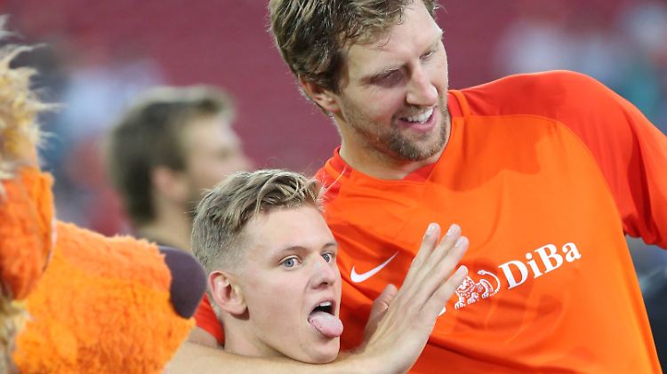 Eindeutig - Mick Schumacher und Dirk Nowitzki haben sich lieb. 
