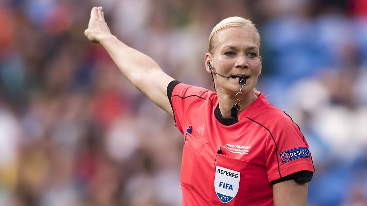 Fifa-Schiedsrichterin ist Bibiana Steinhaus bereits seit einigen Jahren - jetzt ist sie auch auf nationaler Ebene aufgestiegen.