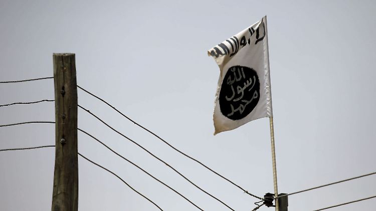 Die Flagge der Islamisten weht über einem Dorf.