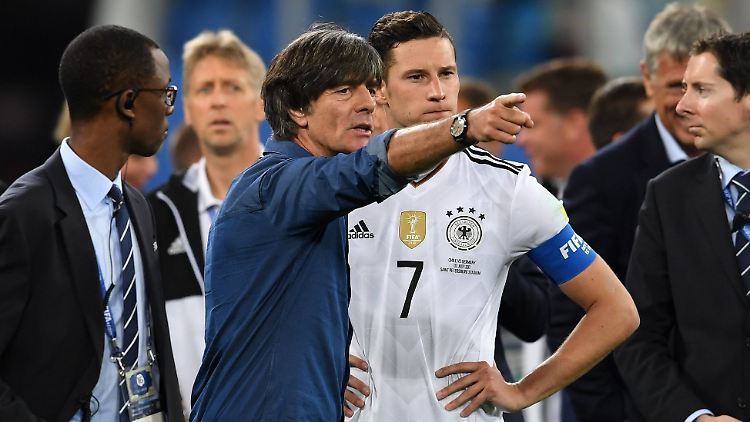 Bundestrainer Joachim Löw hat weltmeisterliche Bedingungen für die Titelverteidigung in Russland - und steht trotzdem vor einer Mammutaufgabe.