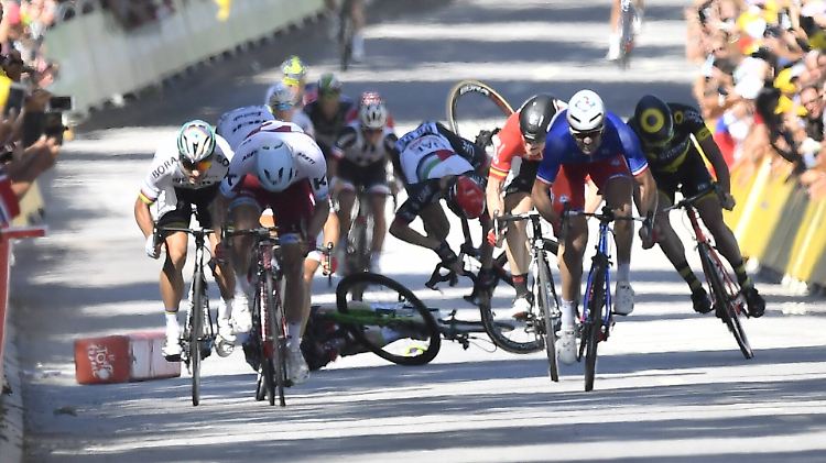Im Schlusssprint kommt es zu Stürzen - auch der Deutsche John Degenkolb ist darin verwickelt.