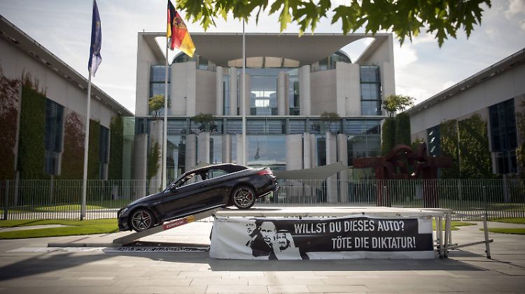 Dick Auffahren - Das Zentrum für Politische Schönheit hat den Platz vor dem Kanzleramt für die jüngste Aktion gewählt.