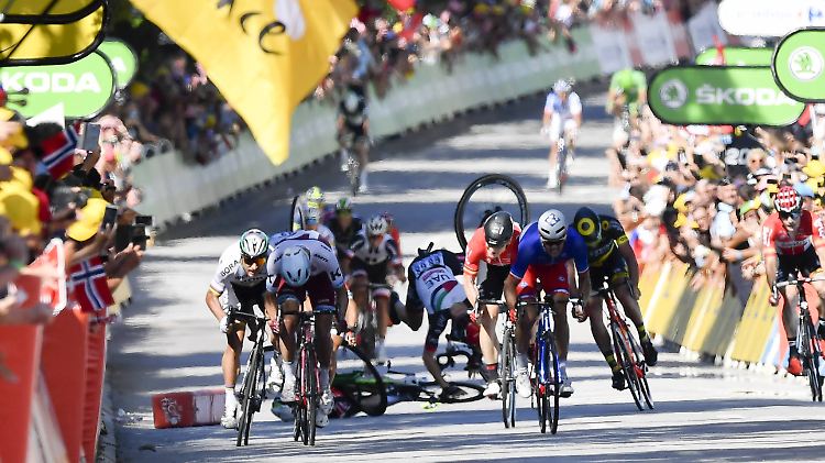 Der Sturz bei der Zieleinfahrt der vierten Etappe ist bisher die Szene der Tour de France.