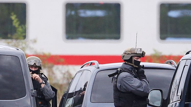 Bedrohung durch einen aggressiven Fahrgast im Zug: Schwer bewaffnete Polizeibeamte im Einsatz (Archivbild).