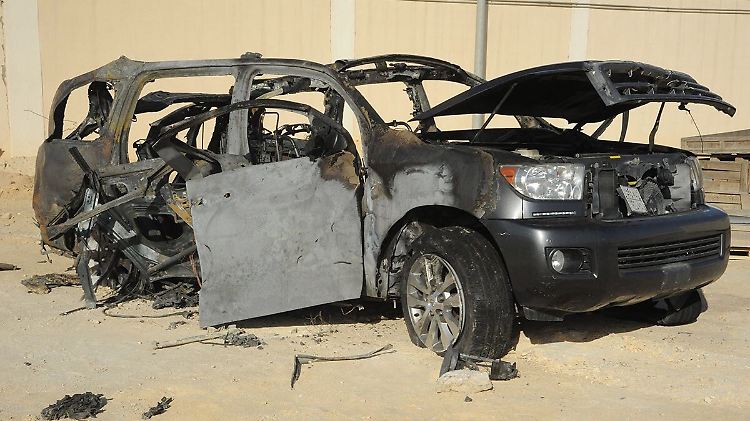 Das Wrack eines Geländewagens, in dem Rebellen Waffen und Sprengstoff transportiert haben sollen.
