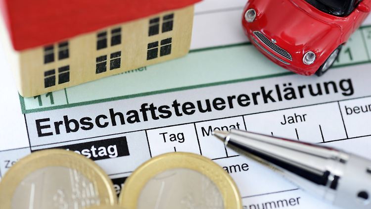 Wer eine Immobilie erbt, wird nicht selten zur Kasse gebeten.