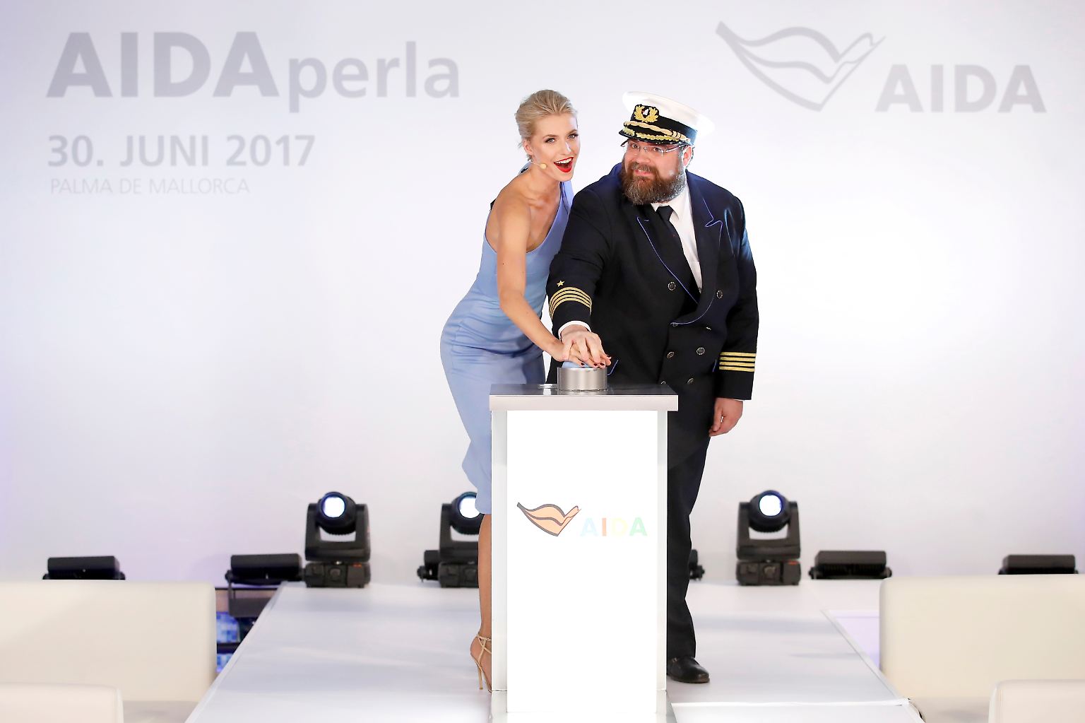 Beim zweiten mal Buzzern hat es mit der Taufe geklappt. Lena Gercke ist die Taufpatin des neuen Schiffes.