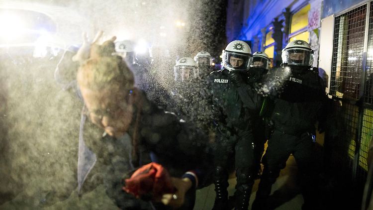 Polizeieinsatz kurz vor Gipfelbeginn. Der Tagungsort ist in unmittelbarer Nähe des autonomen Zentrums "Rote Flora".