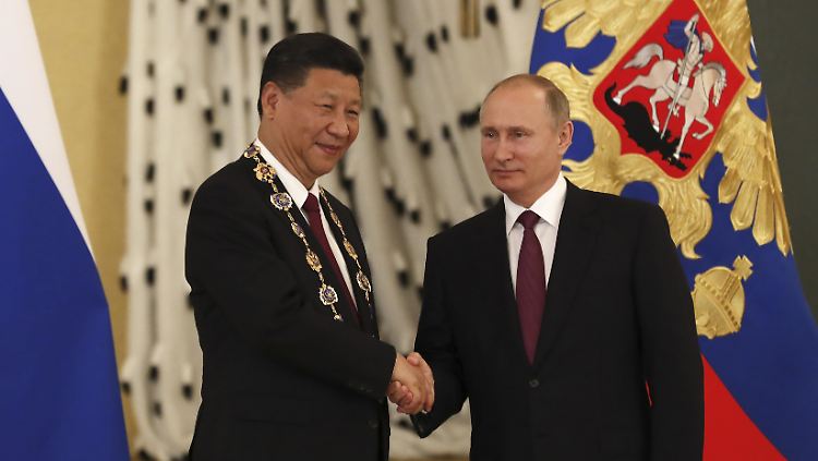 China wird immer mehr zu Moskaus Geldgeber. Zum Dank verleiht Wladimir Putin Chinas Präsident Xi den höchsten russischen Staatsorden.