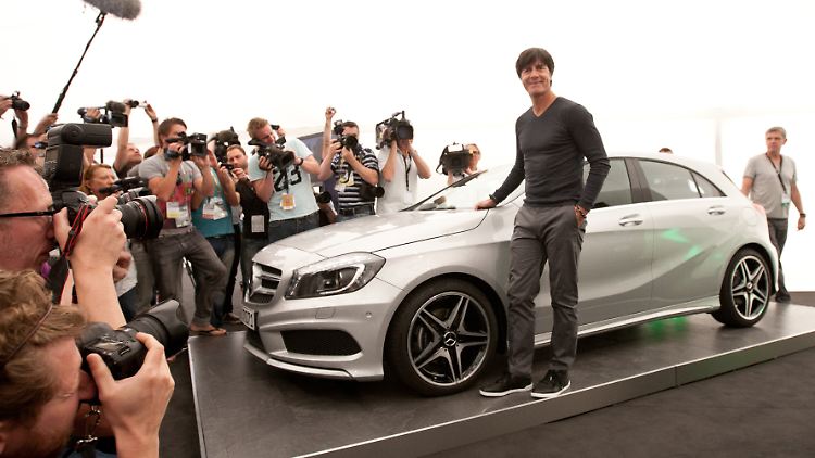 Posiert Bundestrainer Jogi Löw bald mit einem VW-Modell?