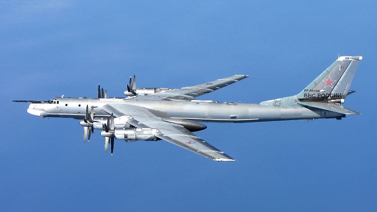 Rund 46 Meter lang und gut 50 Meter breit: Mit acht leistungsstarken Luftschrauben dröhnen Bomber vom Typ TU-95MS "Bear H" (Archivbild) in ihr Einsatzgebiet.
