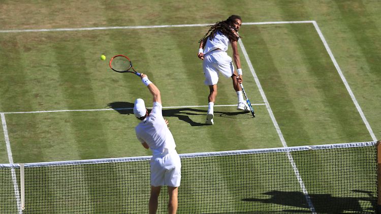 Wegen seines auffälligen Haarschnitts wird Dustin Brown (hinten) auch "Dreddy" genannt.