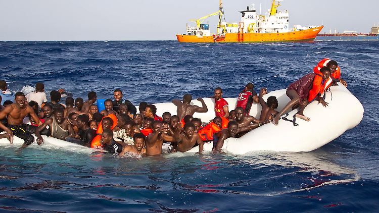 Kleinere Hilfsorganisationen ziehen Flüchtlinge aus dem Meer und übergeben sie an größere Schiffe. Das soll in Zukunft anders laufen.