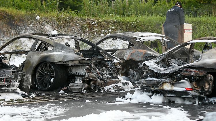 Der Sachschaden beim Brand im Porsche-Zentrum Hamburg-Eidelstedt geht wohl in die Millionenhöhe.