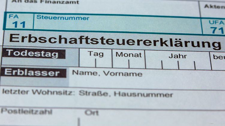 Wer als gesetzlicher Erbe erbt oder per Testament als Begünstigter eingesetzt wird, muss auf das geerbte Vermögen grundsätzlich Erbschaftsteuer zahlen.