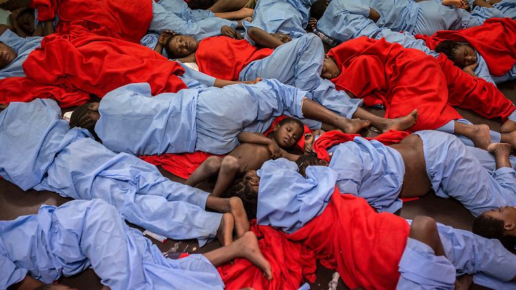 Der Vorwurf gegen Hilfsorganisationen lautet, sie würden vor der afrikanischen Küste mit Lichtsignalen die Flüchtlingsboote zum Losfahren bewegen.