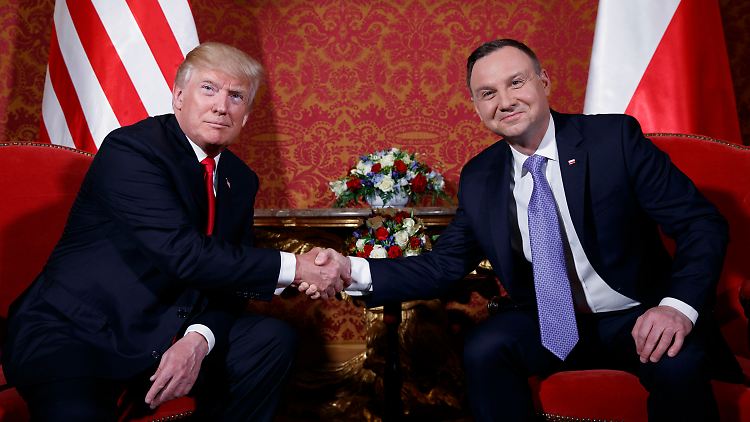 Puh, mit Duda klappt der handshake. Mit dessen Frau hatte Trump dagegen so seine Sorgen.