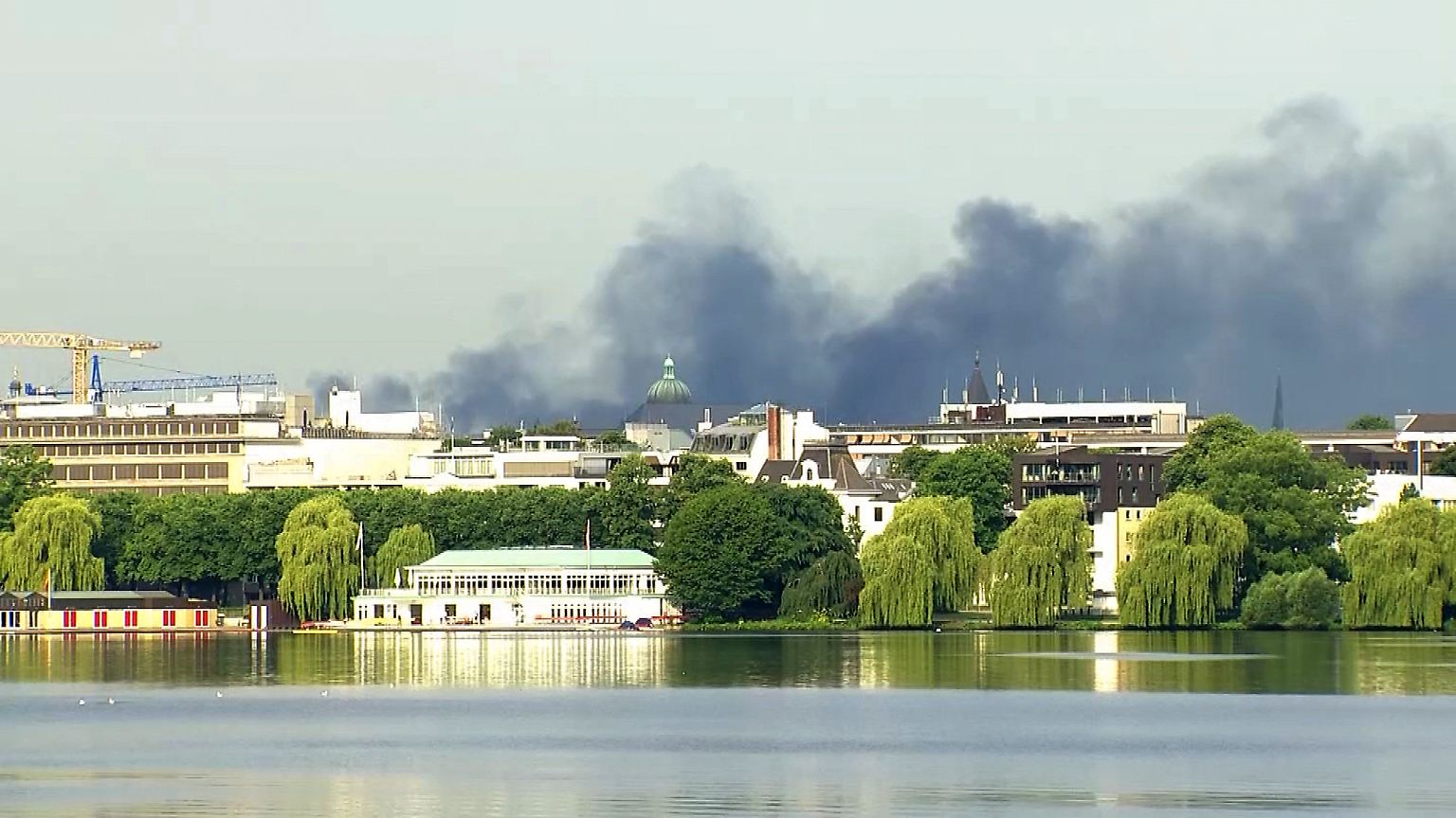 Rauchschwaden über Hamburg. Auch am Freitagmorgen kam es im Umfeld des G20-Gipfels erneut zu gewaltsamen Auseinandersetzungen zwischen Polizei und Demonstranten.