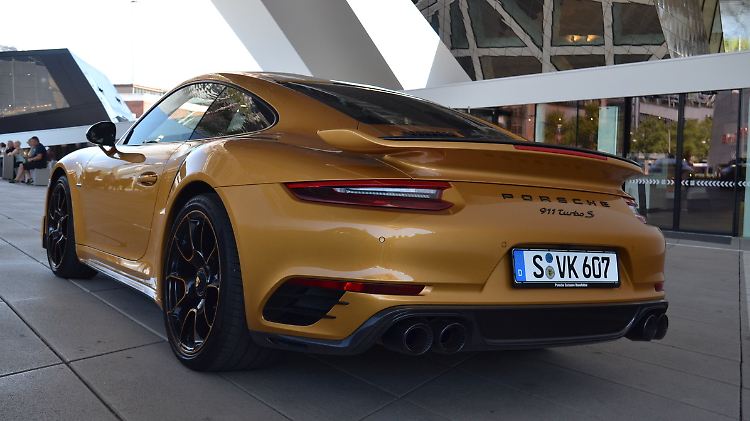 Trotz seines goldenen Kleids wirkt der 911 Turbo S Exclusive Series recht martialisch.
