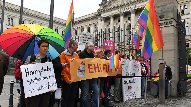 Vor dem Bundesrat versammeln sich Demonstranten und fordern die Ehe für alle.