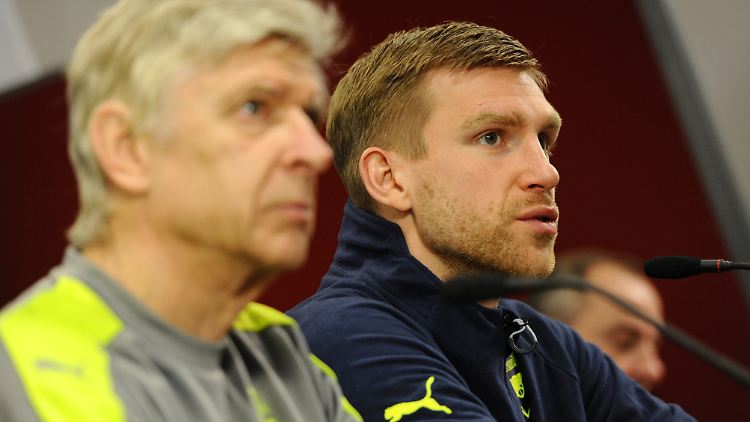 Auch nach seinem Karriereende werden sich Arsène Wenger und Per Mertesacker noch öfter über den Weg laufen.