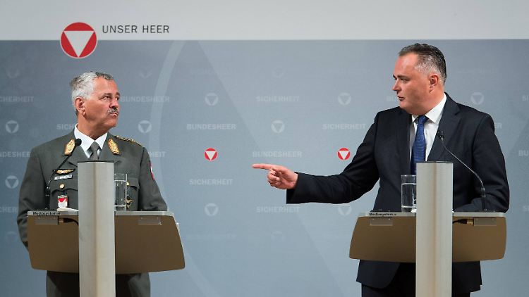 Brigadier Karl Gruber und Verteidigungsminister Doskozil verkünden das Aus für das Airbus-Flugzeug.
