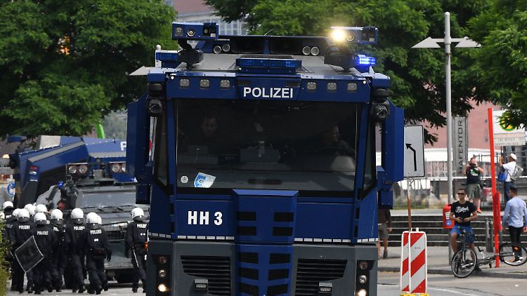 Die Polizei in Hamburg versucht die Veranstaltungsorte des G20-Gipfels mit massivem Aufgebot zu sichern.