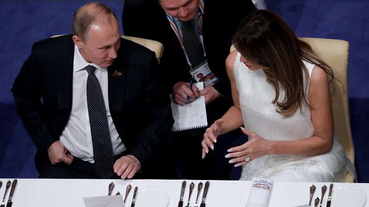 Beim festlichen Abendessen am Ende des Tages wurden Wladimir Putin und Melania Trump in angeregter Unterhaltung gesichtet.