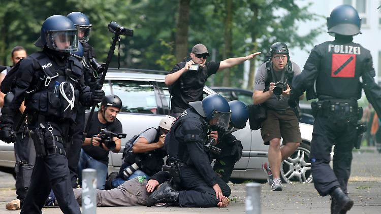 Journalisten bewegen sich bei der Berichterstattung zwischen Polizei und Gipfelgegnern. Einige berichteten von Schikanen.