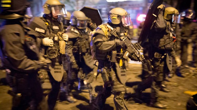 Nach stundenlanden schweren Ausschreitungen bei Protesten gegen den G20-Gipfel stürmen vermummte Spezialeinsatzkommandos  mehrere Häuser im Hamburger Schanzenviertel.