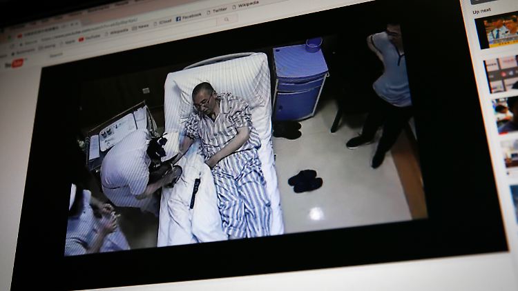 Auf Videoaufnahmen aus dem Krankenhaus ist zu sehen, wie Liu behandelt wird.