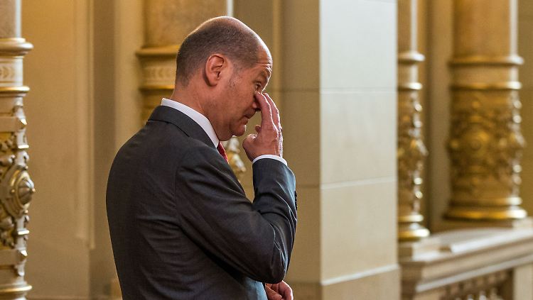 Olaf Scholz zeigt beim G20-Partnerprogramm den Gattinnen und Gatten der Staats- und Regierungschefs das Hamburger Rathaus. Dabei hat er zurzeit eigentlich ganz andere Sorgen.
