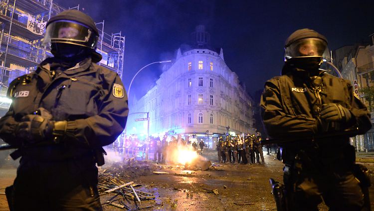 Erst nachdem die Polizei die Gefahr für die eigenen Leute minimiert hatte, rückte sie gegen die Randalierer vor.