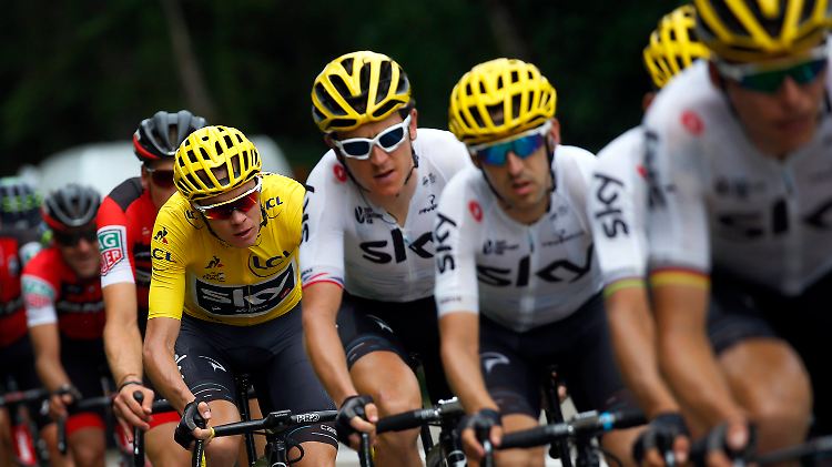 Gut beschützt: Das Team Sky kümmert sich um Kapitän Christopher Froome.