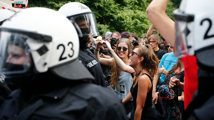 Bis auf kleinere Rangeleien bleibt der Protest bisher friedlich.