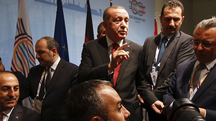 Als nach Abschluss der Pressekonferenz nochmal ein Journalist nach Deniz Yücel fragt, reagiert der türkische Präsident Erdogan ungehalten.