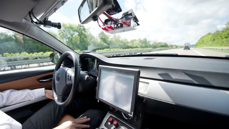 Noch stoßen selbstfahrende Autos bei vielen Deutschen auf Skepsis.