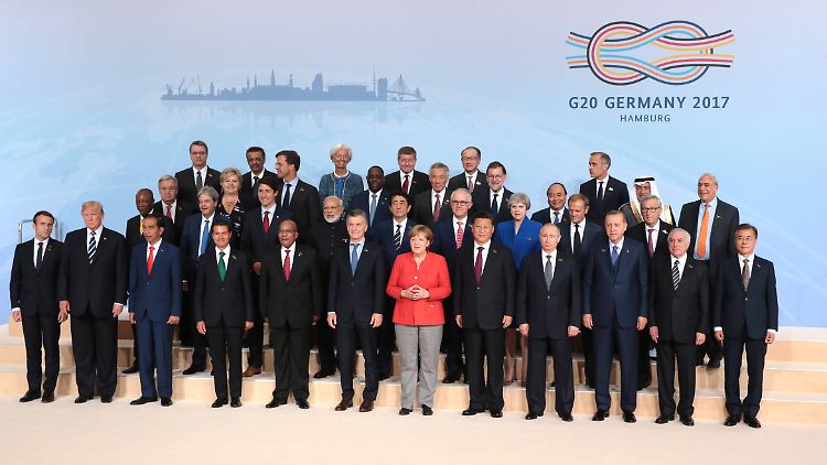 Beim Gruppenbild zum Abschluss des Gipfels steht Xi wieder mal neben Merkel.