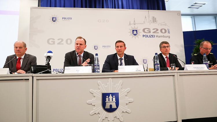 Senatschef Olaf Scholz, Innensenator Andy Grote, Polizeisprecher Timo Zill, Polizeipräsident Ralf Martin Meyer und Einsatzleiter Hartmut Dudde ziehen nach dem G20-Gipfel Bilanz.