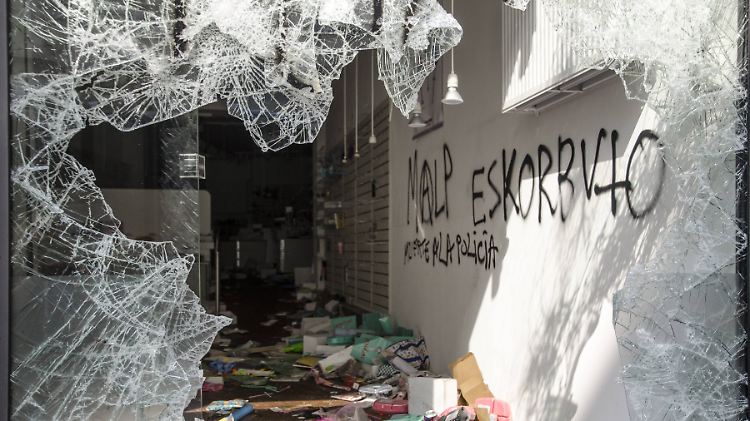 Die Randalierer hinterließen eine Spur des Chaos.
