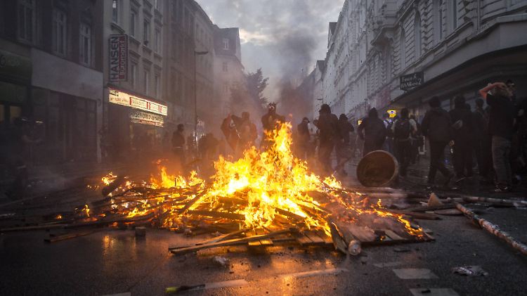 Brennende Barrikade im Schanzenviertel: Sehenden Auges ins Verderben?