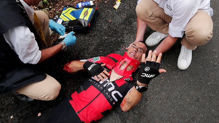 Richie Porte wurde noch an der Unfallstelle stabilisiert.