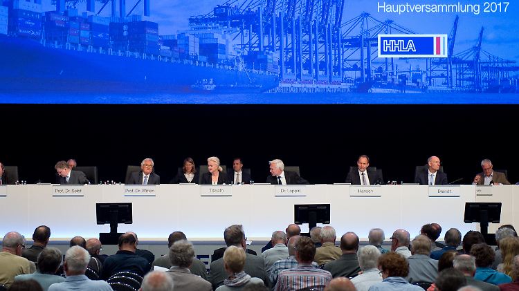 Allein unter Männern: Angela Titzrath, Chefin der Hamburger Hafengesellschaft HHLA.