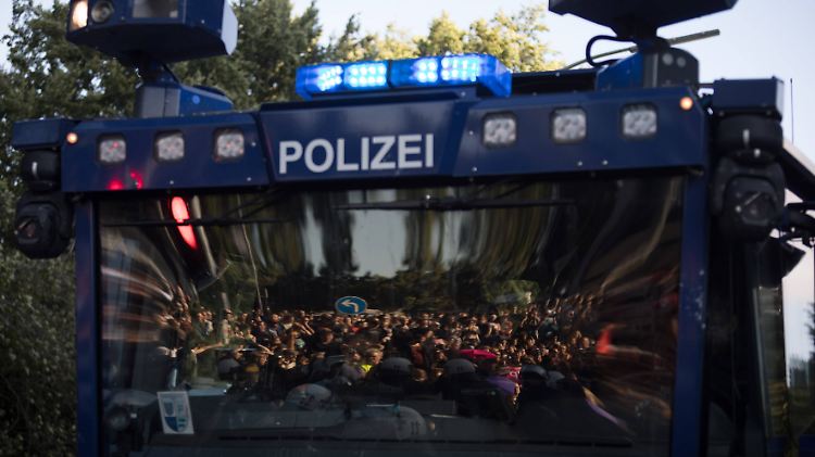 Im Visier der Polizei: Die Behörden sollten nach Ansicht von Justizminister Maas ihr Wissen über Extremisten künftig europaweit austauschen. 