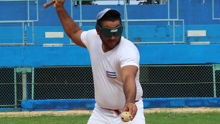 Einen Werfer gibt es beim Blinden-Baseball nicht. Der Schlagmann legt sich den Ball selbst vor.
